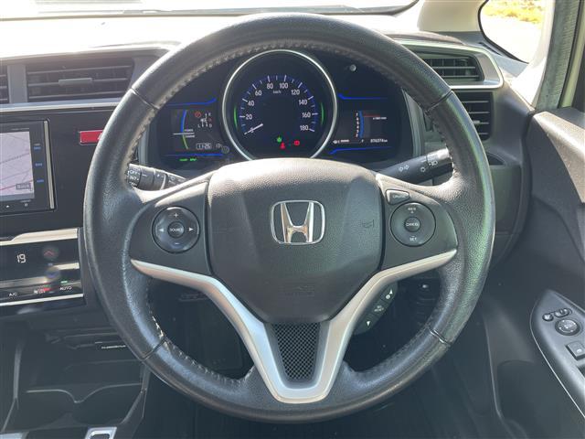 フィットハイブリッド Lパッケージ ビルトインETC バックカメラ SDナビ BT ワンセグTV オートライト 衝突被害軽減ブレーキ 横滑り防止 ハーフレザーシート スマートキー アイドリングストップ(7枚目)