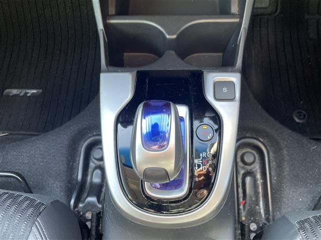 フィットハイブリッド Lパッケージ ビルトインETC バックカメラ SDナビ BT ワンセグTV オートライト 衝突被害軽減ブレーキ 横滑り防止 ハーフレザーシート スマートキー アイドリングストップ(11枚目)