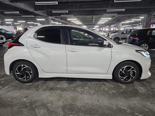 ヤリス ハイブリッドＺ　禁煙車　モデリスタフルエアロ／１５インチＡＷ　全方位カメラ　前後ドラレコ　レーダークルコン　エマブレ　レーンキープ　フルＬＥＤヘッドランプ　純正８型Ｄオーディオ　スマートキー　プッシュエンジンスタート（13枚目）