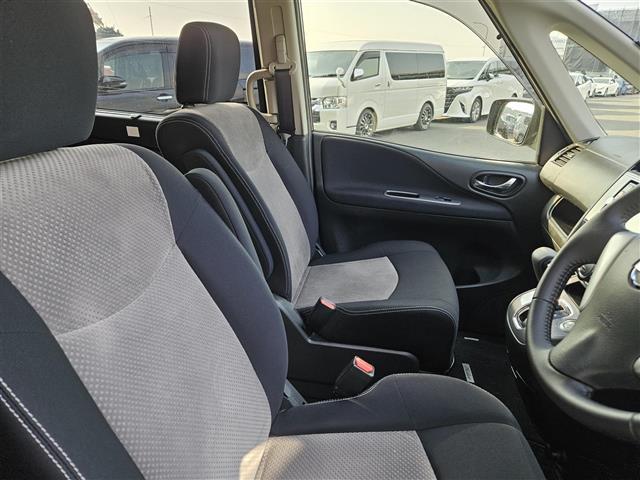 セレナ ライダーブラックラインＳ－ＨＶアドバンスドセーフティ　禁煙車　全方位モニタ　クルコン　エマブレ　車線逸脱警報　誤発進抑制　ＬＥＤヘッドランプ　純正ナビ　両側パワスラ　ビルトインＥＴＣ　ＷＡＡＣ　純正１６インチＡＷ　スマートキー　プッシュエンジンスタート（8枚目）