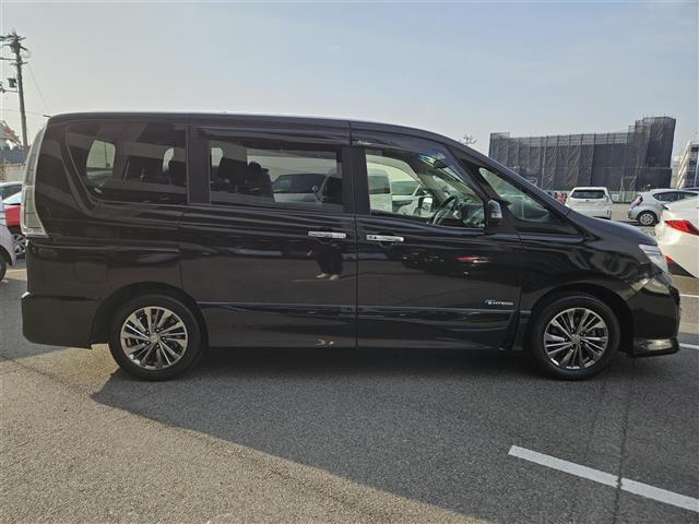 セレナ ライダーブラックラインＳ－ＨＶアドバンスドセーフティ　禁煙車　全方位モニタ　クルコン　エマブレ　車線逸脱警報　誤発進抑制　ＬＥＤヘッドランプ　純正ナビ　両側パワスラ　ビルトインＥＴＣ　ＷＡＡＣ　純正１６インチＡＷ　スマートキー　プッシュエンジンスタート（12枚目）