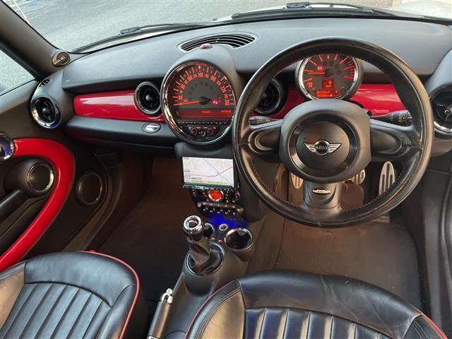 ＭＩＮＩ ジョンクーパーワークス　クラブマン　Ｃａｒｒｏｚｚｅｒｉａナビ　バックカメラ　Ｈａｒｍｏｎ　Ｋａｒｄｏｎサウンド　シートヒーター　純正１７インチアルミホイール　ＥＴＣ　横滑り防止装置　レザーシート　アイドリングストップ　フォグランプ（2枚目）