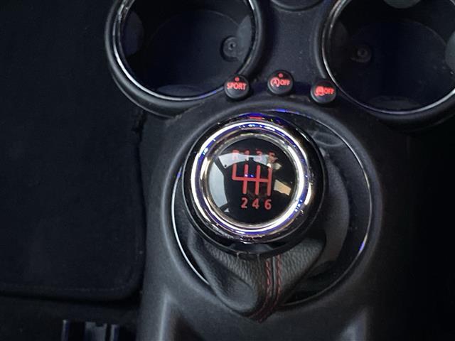 ＭＩＮＩ ジョンクーパーワークス　クラブマン　Ｃａｒｒｏｚｚｅｒｉａナビ　バックカメラ　Ｈａｒｍｏｎ　Ｋａｒｄｏｎサウンド　シートヒーター　純正１７インチアルミホイール　ＥＴＣ　横滑り防止装置　レザーシート　アイドリングストップ　フォグランプ（6枚目）