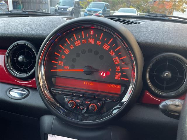 ＭＩＮＩ ジョンクーパーワークス　クラブマン　Ｃａｒｒｏｚｚｅｒｉａナビ　バックカメラ　Ｈａｒｍｏｎ　Ｋａｒｄｏｎサウンド　シートヒーター　純正１７インチアルミホイール　ＥＴＣ　横滑り防止装置　レザーシート　アイドリングストップ　フォグランプ（8枚目）