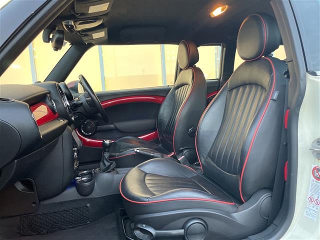ＭＩＮＩ ジョンクーパーワークス　クラブマン　Ｃａｒｒｏｚｚｅｒｉａナビ　バックカメラ　Ｈａｒｍｏｎ　Ｋａｒｄｏｎサウンド　シートヒーター　純正１７インチアルミホイール　ＥＴＣ　横滑り防止装置　レザーシート　アイドリングストップ　フォグランプ（11枚目）
