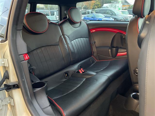 ＭＩＮＩ ジョンクーパーワークス　クラブマン　Ｃａｒｒｏｚｚｅｒｉａナビ　バックカメラ　Ｈａｒｍｏｎ　Ｋａｒｄｏｎサウンド　シートヒーター　純正１７インチアルミホイール　ＥＴＣ　横滑り防止装置　レザーシート　アイドリングストップ　フォグランプ（12枚目）
