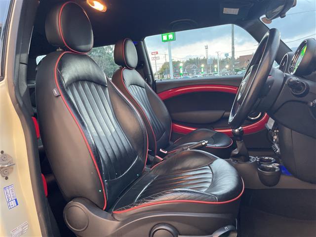 ＭＩＮＩ ジョンクーパーワークス　クラブマン　Ｃａｒｒｏｚｚｅｒｉａナビ　バックカメラ　Ｈａｒｍｏｎ　Ｋａｒｄｏｎサウンド　シートヒーター　純正１７インチアルミホイール　ＥＴＣ　横滑り防止装置　レザーシート　アイドリングストップ　フォグランプ（13枚目）