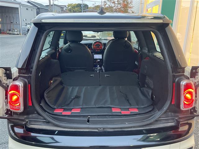 ＭＩＮＩ ジョンクーパーワークス　クラブマン　Ｃａｒｒｏｚｚｅｒｉａナビ　バックカメラ　Ｈａｒｍｏｎ　Ｋａｒｄｏｎサウンド　シートヒーター　純正１７インチアルミホイール　ＥＴＣ　横滑り防止装置　レザーシート　アイドリングストップ　フォグランプ（19枚目）