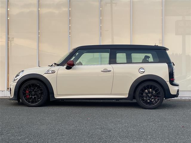 ＭＩＮＩ ジョンクーパーワークス　クラブマン　Ｃａｒｒｏｚｚｅｒｉａナビ　バックカメラ　Ｈａｒｍｏｎ　Ｋａｒｄｏｎサウンド　シートヒーター　純正１７インチアルミホイール　ＥＴＣ　横滑り防止装置　レザーシート　アイドリングストップ　フォグランプ（20枚目）