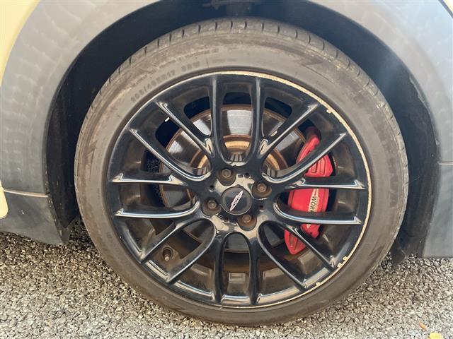 ＭＩＮＩ ジョンクーパーワークス　クラブマン　Ｃａｒｒｏｚｚｅｒｉａナビ　バックカメラ　Ｈａｒｍｏｎ　Ｋａｒｄｏｎサウンド　シートヒーター　純正１７インチアルミホイール　ＥＴＣ　横滑り防止装置　レザーシート　アイドリングストップ　フォグランプ（30枚目）