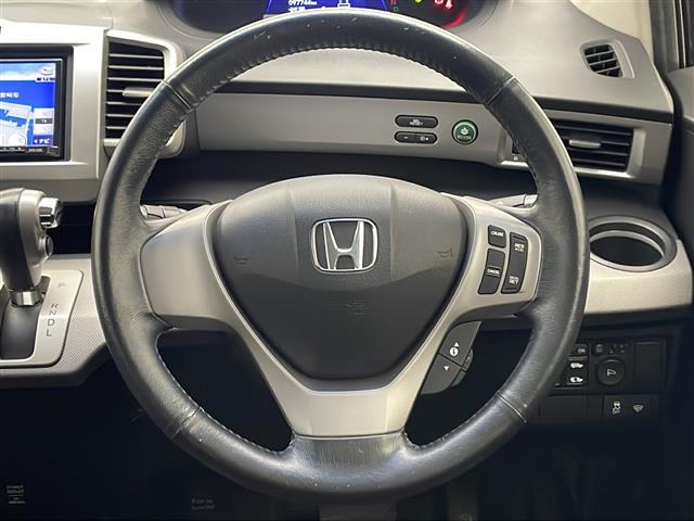 フリードハイブリッド ジャストセレクション　禁煙車　社外ナビＣＤ　ＤＶＤ　フルセグＴＶ　バックカメラ　クルーズコントロール　両側パワースライドドア　革巻ステアリング　黒ハーフレザー調シート　スマートキー　電動格納ミラー　オートライト　ＥＴＣ（12枚目）