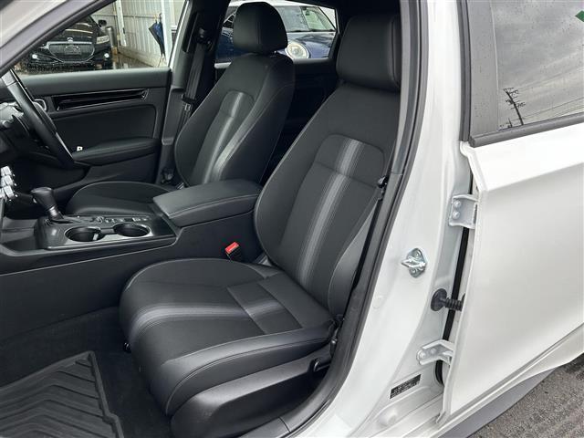 シビック ＬＸ　ワンオーナー　リアウイング　ＨｏｎｄａＳＥＮＳＩＮＧ　純正９インチナビ　フルセグＴＶ　ＥＴＣ２．０　バックモニター　ドライブレコーダー　ＬＥＤヘッドライト　レーダークルーズコントロール　スマートキー（14枚目）