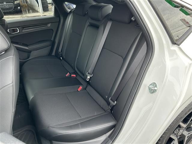 シビック ＬＸ　ワンオーナー　リアウイング　ＨｏｎｄａＳＥＮＳＩＮＧ　純正９インチナビ　フルセグＴＶ　ＥＴＣ２．０　バックモニター　ドライブレコーダー　ＬＥＤヘッドライト　レーダークルーズコントロール　スマートキー（15枚目）