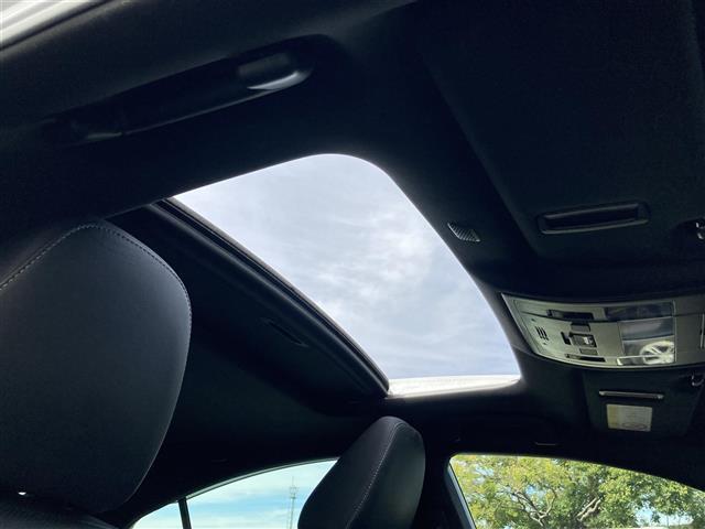 IS IS300h バージョンL ムーンルーフ Toyota Safety Sense 純正ナビ フルセグTV ETC2.0 アラウンドビューモニター ドライブレコーダー 三眼LEDヘッドランプ レザーシート シートベンチレーション(7枚目)