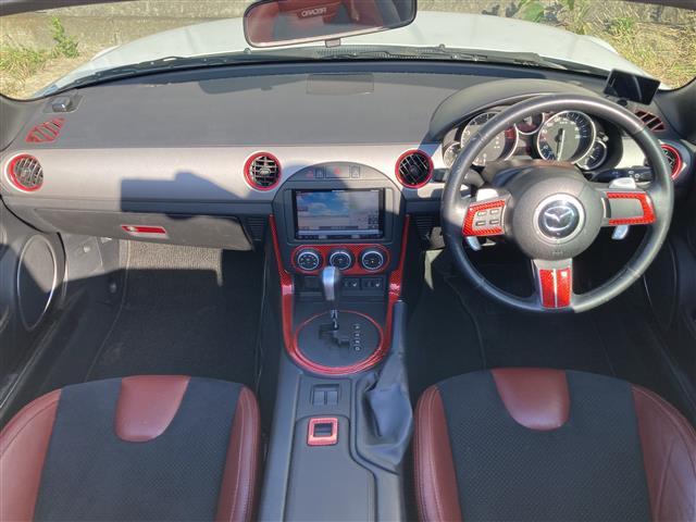 ロードスター ２０周年記念車　特別仕様車　社外メモリーナビ　フルセグＴＶ　ＥＴＣ　ＲＥＣＡＲＯ社製バケットハーフレザーシート　シートヒーター　革巻きステアリング　ステアリングスイッチ　ＨＩＤヘッドランプ　スマートキー２本（2枚目）