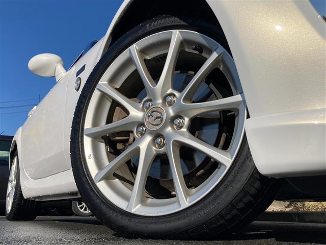 ロードスター ２０周年記念車　特別仕様車　社外メモリーナビ　フルセグＴＶ　ＥＴＣ　ＲＥＣＡＲＯ社製バケットハーフレザーシート　シートヒーター　革巻きステアリング　ステアリングスイッチ　ＨＩＤヘッドランプ　スマートキー２本（8枚目）