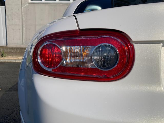 ロードスター ２０周年記念車　特別仕様車　社外メモリーナビ　フルセグＴＶ　ＥＴＣ　ＲＥＣＡＲＯ社製バケットハーフレザーシート　シートヒーター　革巻きステアリング　ステアリングスイッチ　ＨＩＤヘッドランプ　スマートキー２本（47枚目）