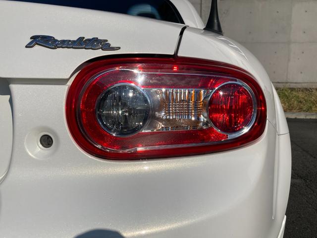 ロードスター ２０周年記念車　特別仕様車　社外メモリーナビ　フルセグＴＶ　ＥＴＣ　ＲＥＣＡＲＯ社製バケットハーフレザーシート　シートヒーター　革巻きステアリング　ステアリングスイッチ　ＨＩＤヘッドランプ　スマートキー２本（48枚目）