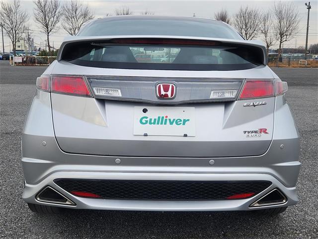 シビック タイプＲ　ユーロ　禁煙車　横滑り防止装置　ＨＩＤヘッドランプ　オートライト　フロントフォグランプ　ＥＴＣ　革巻きステアリング　ステアリングスイッチ　アルカンターラシート　純正１８インチＡＷ　プッシュエンジンスタート（12枚目）