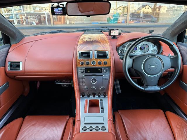 ＤＢ９ クーペ　タッチトロニック　６０００ｃｃ－Ｖ型１２気筒エンジン　赤革内装　アルカンターラルーフライナー　クリアランスソナー　パドルシフト　ＥＴＣ　シガソケ電源　前後ドラレコ　　レーダー　バックカメラ（2枚目）