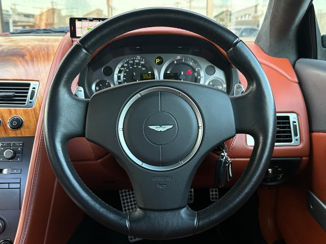 ＤＢ９ クーペ　タッチトロニック　６０００ｃｃ－Ｖ型１２気筒エンジン　赤革内装　アルカンターラルーフライナー　クリアランスソナー　パドルシフト　ＥＴＣ　シガソケ電源　前後ドラレコ　　レーダー　バックカメラ（34枚目）