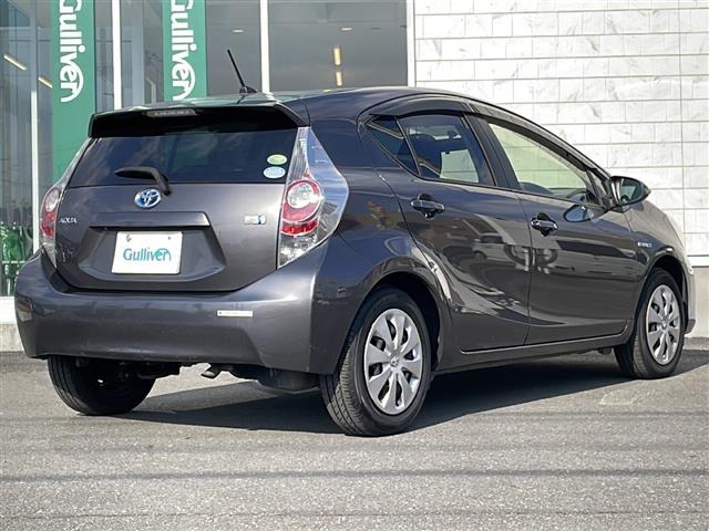 アクア S 純正SDナビ 衝突軽減ブレーキ フルセグTV ETC スマートキー Bluetooth接続 バックカメラ 横滑り防止機能 オートライト Wエアバック LEDライト フォグランプ ドアバイザー(32枚目)