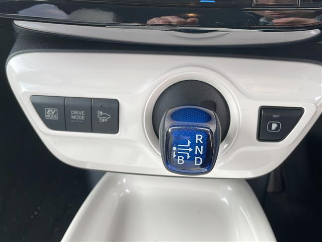 プリウス Ａプレミアム　ツーリングセレクション　純正９型ナビ　トヨタセーフティセンス　フルセグテレビ　バックカメラ　エアロパーツ　ビルトインＥＴＣ　ＬＥＤヘッドライト　ＡＣ１００Ｖ電源　純正アルミホイール　ブラインドスポットモニター　シートヒーター（13枚目）