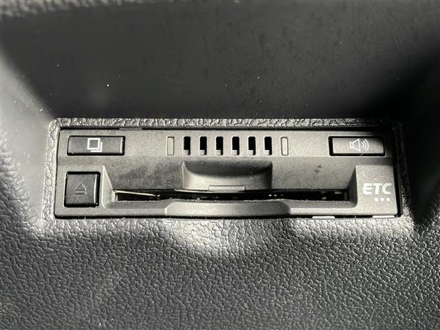 プリウス Ａプレミアム　ツーリングセレクション　純正９型ナビ　トヨタセーフティセンス　フルセグテレビ　バックカメラ　エアロパーツ　ビルトインＥＴＣ　ＬＥＤヘッドライト　ＡＣ１００Ｖ電源　純正アルミホイール　ブラインドスポットモニター　シートヒーター（17枚目）