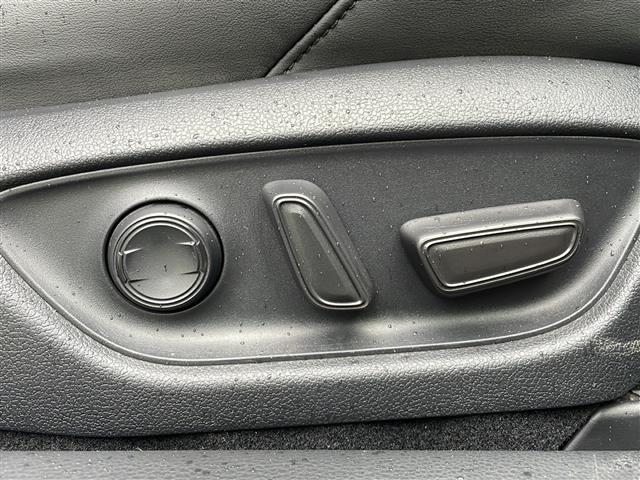 クラウンハイブリッド S Four 純正ナビ フルセグテレビ バックカメラ シートヒーター パワーシート ビルトインETC AC100V電源 トヨタセーフティセンス ハーフレザーシート 純正アルミホイール 純正フロアマット 保証書(23枚目)