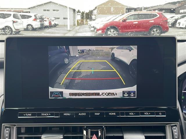 【バックカメラ】駐車時に後方がリアルタイム映像で確認できます。大型商業施設や立体駐車場での駐車時や、夜間のバック時に大活躍！運転スキルに関わらず、今や必須となった装備のひとつです！
