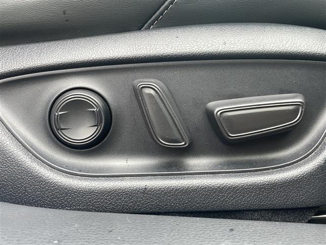 【　パワーシート　】最適なシートポジションを提供し快適にお過ごしいただけ、助手席は足元にお荷物を置いてもゆとりのある空間です。