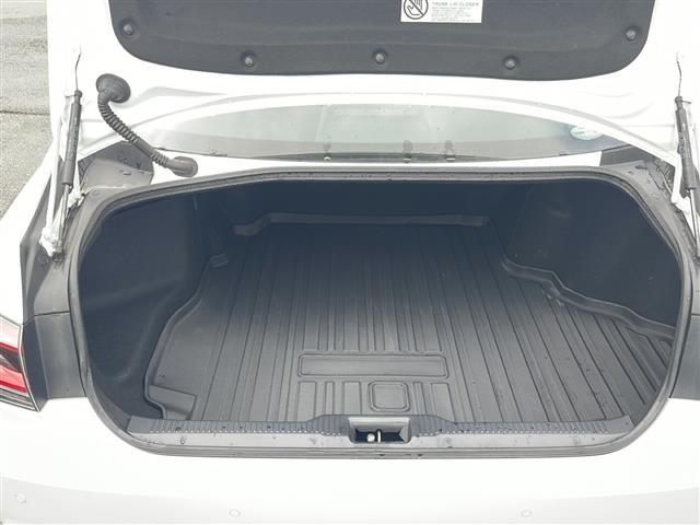 ラゲッジルームは、大容量のスペースを確保。普段のお買い物からレジャーまで、幅広く活躍してくれます！また、リアシートを倒すことでバリエーション豊かにお使いいただけます。