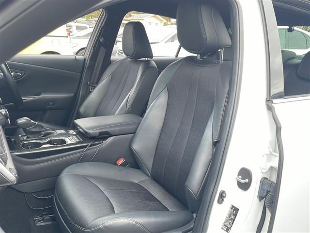 助手席の画像です。助手席も広々お乗りいただけます。店舗にて現車の確認もいただけますので、お電話で在庫のご確認の上是非ご来店くださいませ！！！ワクワクするクルマ選びをご提案します！