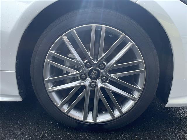 純正アルミホイール！専用のアルミなので、お車のイメージに合っていますね！また、社外のアルミや、スタッドレスタイヤも絶賛販売中☆ドレスアップもカスタマイズもお任せください！