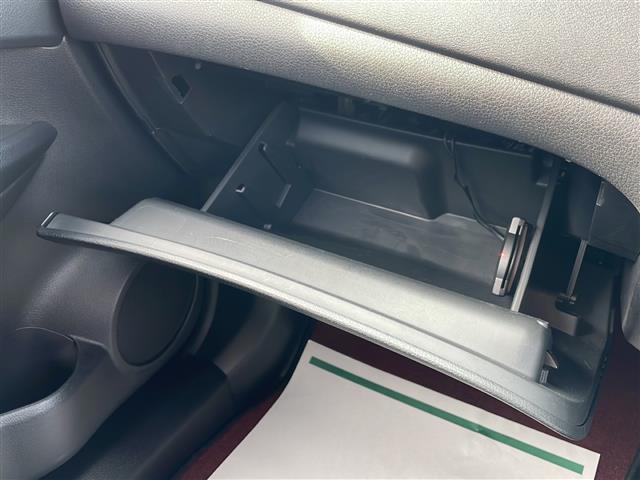 グローブボックスの画像です。店舗にて現車の確認もいただけますので、お電話で在庫のご確認の上是非ご来店くださいませ！！！ワクワクするクルマ選びをご提案します！