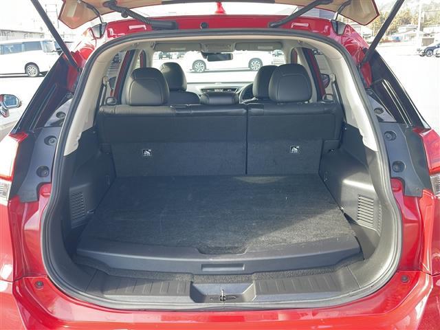 ラゲッジルームは、大容量のスペースを確保。普段のお買い物からレジャーまで、幅広く活躍してくれます！また、リアシートを倒すことでバリエーション豊かにお使いいただけます。