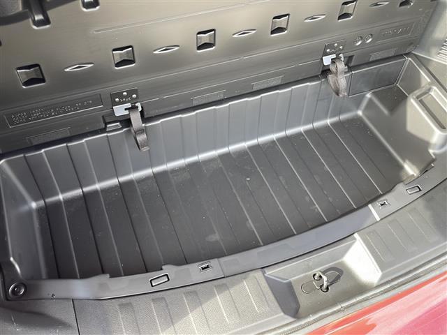 ラゲッジルーム下に収納スペースがございます。常備しておきたいものを入れておけるので便利ですね！