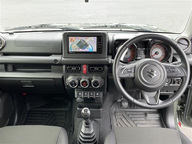 ジムニーシエラ ＪＣ　純正ＳＤナビ　純正マットガード　フルセグＴＶ　Ｂｌｕｅｔｏｏｔｈ接続　クルーズコントロール　ビルトインＥＴＣ　前席シートヒーター　背面タイヤ　横滑り防止機能　衝突軽減ブレーキ　レーンキープアシスト（2枚目）