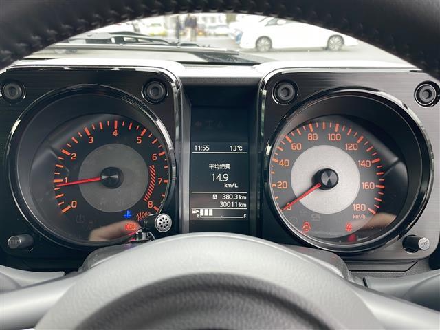 ジムニーシエラ ＪＣ　純正ＳＤナビ　純正マットガード　フルセグＴＶ　Ｂｌｕｅｔｏｏｔｈ接続　クルーズコントロール　ビルトインＥＴＣ　前席シートヒーター　背面タイヤ　横滑り防止機能　衝突軽減ブレーキ　レーンキープアシスト（4枚目）