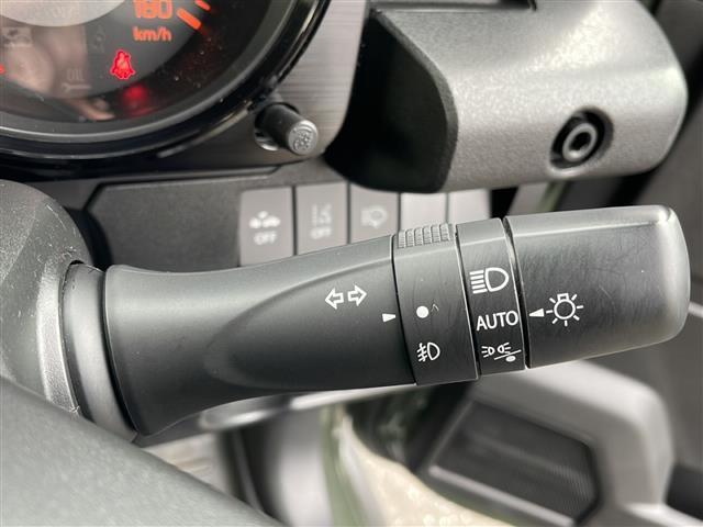 ジムニーシエラ ＪＣ　純正ＳＤナビ　純正マットガード　フルセグＴＶ　Ｂｌｕｅｔｏｏｔｈ接続　クルーズコントロール　ビルトインＥＴＣ　前席シートヒーター　背面タイヤ　横滑り防止機能　衝突軽減ブレーキ　レーンキープアシスト（7枚目）