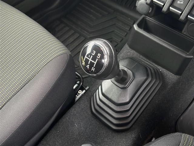 ジムニーシエラ ＪＣ　純正ＳＤナビ　純正マットガード　フルセグＴＶ　Ｂｌｕｅｔｏｏｔｈ接続　クルーズコントロール　ビルトインＥＴＣ　前席シートヒーター　背面タイヤ　横滑り防止機能　衝突軽減ブレーキ　レーンキープアシスト（19枚目）