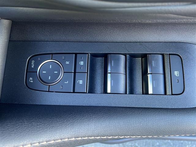 アルファードハイブリッド Ｚ　寒冷地仕様　積込夏タイヤ付純正１８インチＡＷ　全方位カメラ　後席モニター　電動リアゲート　純正メモリナビ　トヨタチームメイト　純正エンジンスターター　ワンオーナー　禁煙車　両側電動ドア　スペアキー有（23枚目）