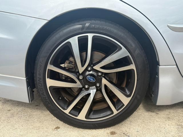 レヴォーグ ２．０ＧＴ－Ｓアイサイト　ＳＴＩエアロ　純正ナビ　バックカメラ　レザーシート　シートヒーター　衝突被害軽減ブレーキ　レーダークルーズコントロール　コーナーセンサー　ＥＴＣ　パドルシフト　ＬＥＤヘッドライト　純正アルミ（19枚目）