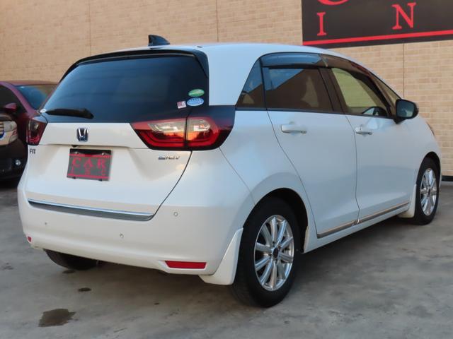 フィット ｅ：ＨＥＶリュクス　純正８インチナビ　フルセグＴＶ　バックカメラ　レーダークルーズコントロール　クリアランスソナー　衝突被害軽減ブレーキ　車線逸脱警報　ハーフレザーシート　ＬＥＤヘッドライト　社外アルミ（3枚目）