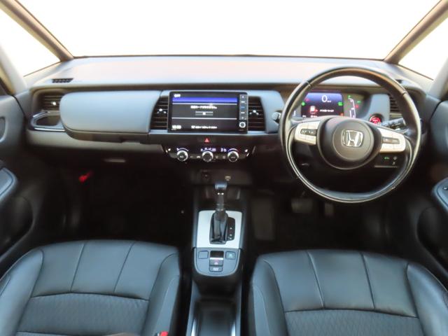 フィット ｅ：ＨＥＶリュクス　純正８インチナビ　フルセグＴＶ　バックカメラ　レーダークルーズコントロール　クリアランスソナー　衝突被害軽減ブレーキ　車線逸脱警報　ハーフレザーシート　ＬＥＤヘッドライト　社外アルミ（6枚目）