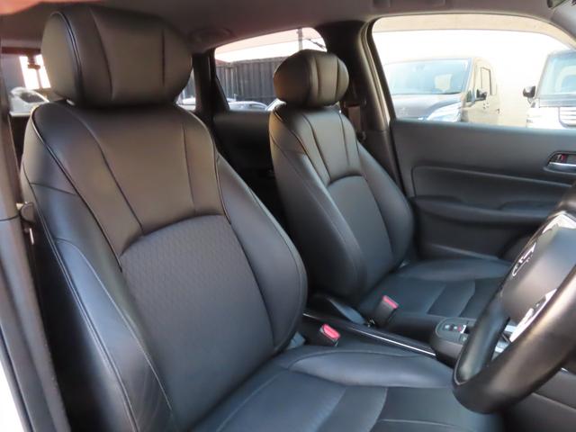 フィット ｅ：ＨＥＶリュクス　純正８インチナビ　フルセグＴＶ　バックカメラ　レーダークルーズコントロール　クリアランスソナー　衝突被害軽減ブレーキ　車線逸脱警報　ハーフレザーシート　ＬＥＤヘッドライト　社外アルミ（7枚目）