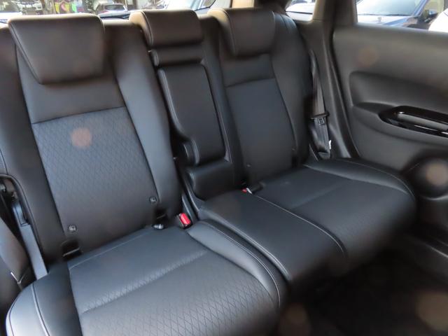 フィット ｅ：ＨＥＶリュクス　純正８インチナビ　フルセグＴＶ　バックカメラ　レーダークルーズコントロール　クリアランスソナー　衝突被害軽減ブレーキ　車線逸脱警報　ハーフレザーシート　ＬＥＤヘッドライト　社外アルミ（8枚目）