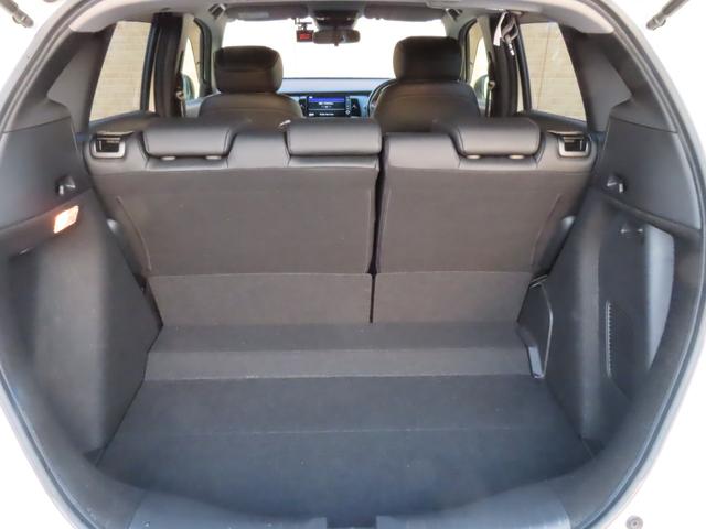 フィット ｅ：ＨＥＶリュクス　純正８インチナビ　フルセグＴＶ　バックカメラ　レーダークルーズコントロール　クリアランスソナー　衝突被害軽減ブレーキ　車線逸脱警報　ハーフレザーシート　ＬＥＤヘッドライト　社外アルミ（9枚目）