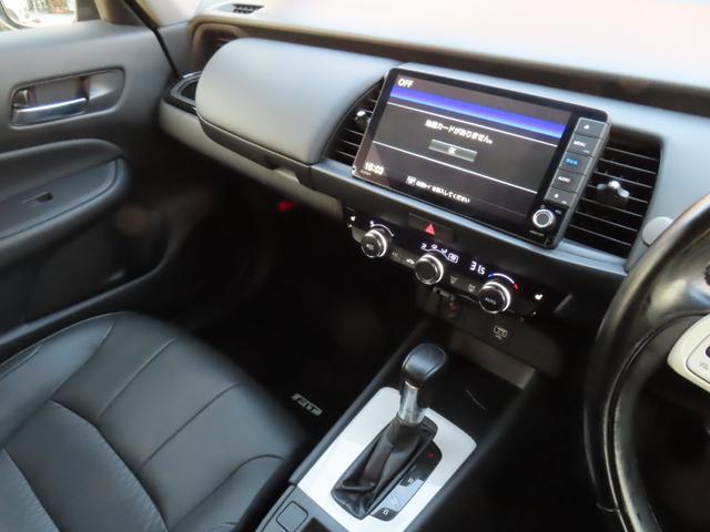 フィット ｅ：ＨＥＶリュクス　純正８インチナビ　フルセグＴＶ　バックカメラ　レーダークルーズコントロール　クリアランスソナー　衝突被害軽減ブレーキ　車線逸脱警報　ハーフレザーシート　ＬＥＤヘッドライト　社外アルミ（10枚目）