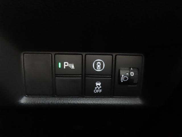 フィット ｅ：ＨＥＶリュクス　純正８インチナビ　フルセグＴＶ　バックカメラ　レーダークルーズコントロール　クリアランスソナー　衝突被害軽減ブレーキ　車線逸脱警報　ハーフレザーシート　ＬＥＤヘッドライト　社外アルミ（13枚目）